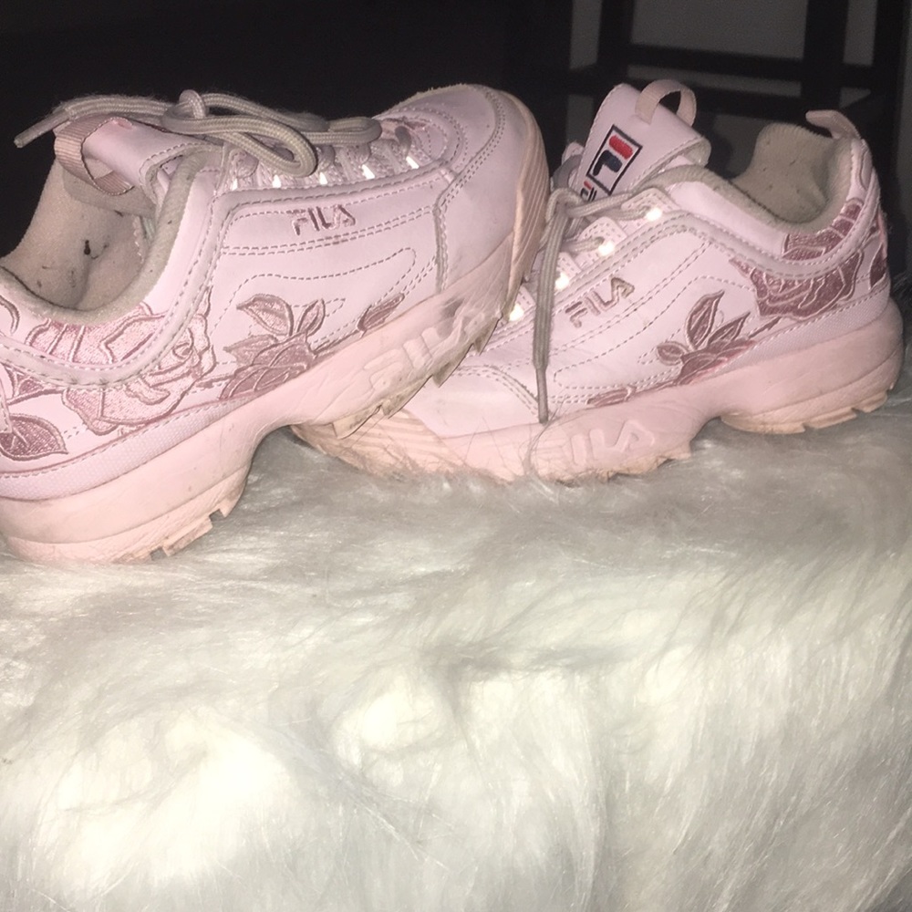 Pink fila’s with flowers on side